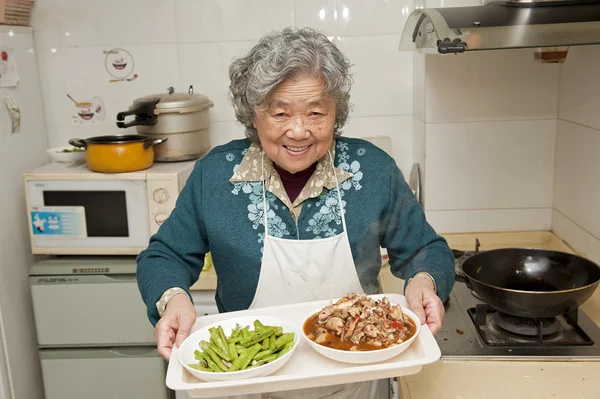 Uma avó cozinhando — Fotografia de Stock