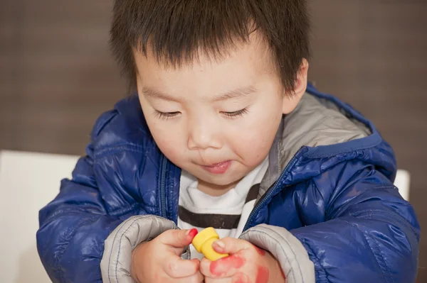 Un bambino carino sta dipingendo sul tavolo — Foto Stock