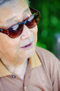 Son sınıf öğrencisinin portresi. 