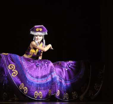 Çin yi etnik dansçı