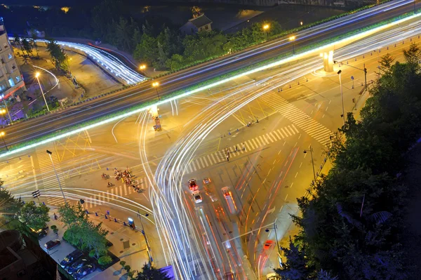 Traffico ad alta velocità e sentieri leggeri sfocati sotto il cavalcavia — Foto Stock