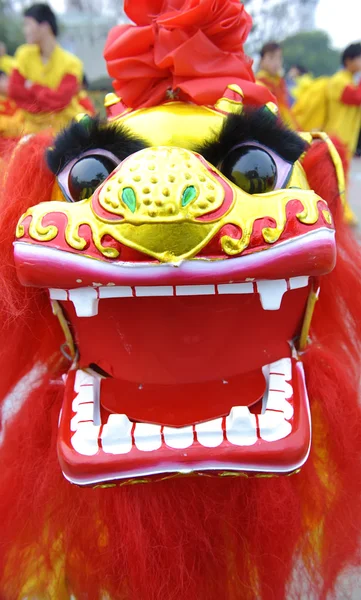 People playing lion dances to celebrate festivals during chinese new year — Stock Photo, Image