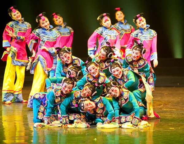 Chinese national dancers — Stockfoto