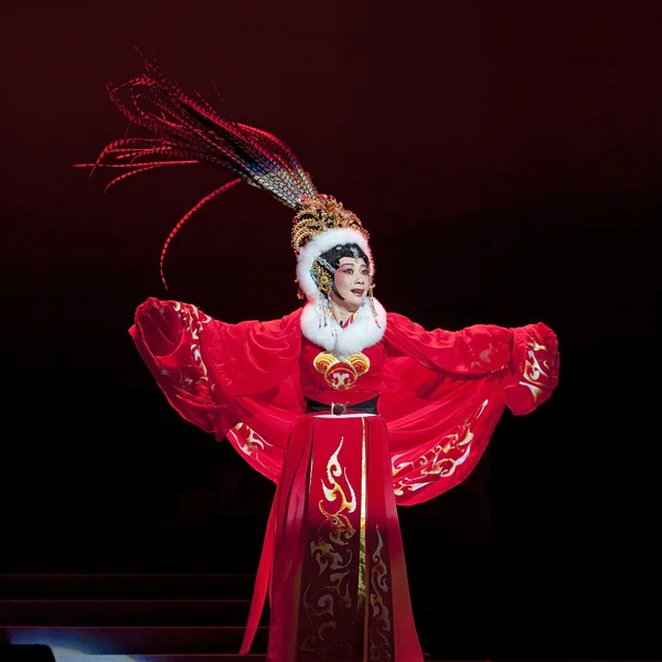 Vrij chinese traditionele opera actrice met theatrale kostuum — Stockfoto