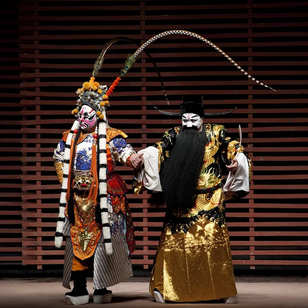 Attore d'opera tradizionale cinese con costume teatrale e faci — Foto Stock