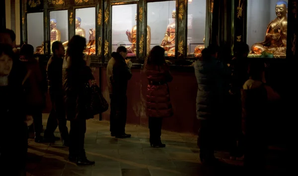 Люди молятся Будде в храме — стоковое фото