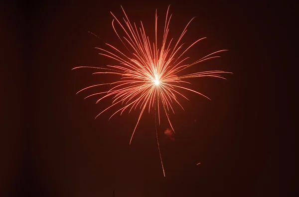 Fuegos artificiales festivos de colores brillantes — Foto de Stock