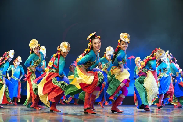 漂亮藏族舞蹈的女孩 图库图片