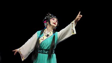 güzel Çin opera oyuncusu gerçekleştirmek geleneksel kostüm ile sahnede.