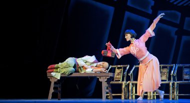 Çin Ulusal dansçılar sahnede gerçekleştirmek