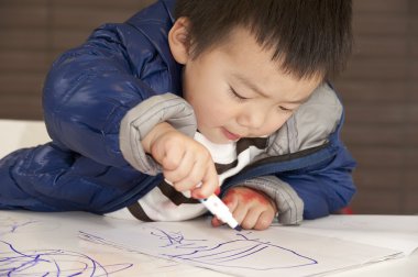 şirin bir bebek masaya boyama