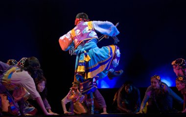 Çin etnik dansçılar