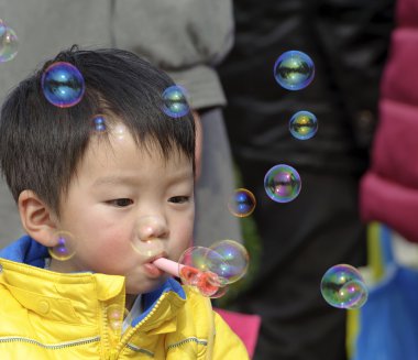 sabun köpüğü üfleme çocuk