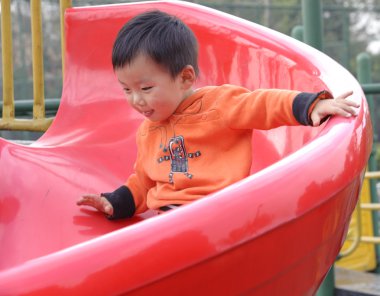 tahta sürgülü oynayan bebek