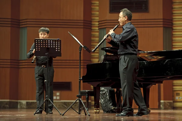 Oboist performs on wind music chamber music concert — Stock Photo, Image