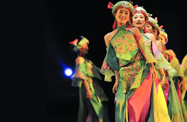 Hinese Qiang bailarines étnicos — Foto de Stock