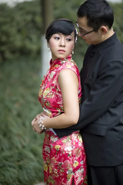 Onların düğün günü önce kucaklayan bir sevgi genç Çift — Stok fotoğraf