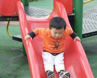 tahta sürgülü oynayan bebek