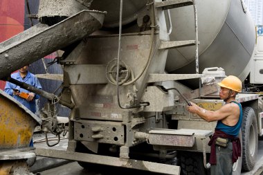 çalışkan işçi ve inşaat alanı üzerinde kamyon Mikser