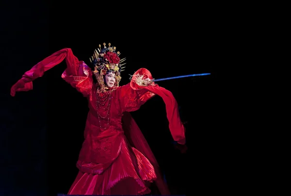 Hübsche traditionelle chinesische Opernsängerin mit theatralischem Kostüm — Stockfoto