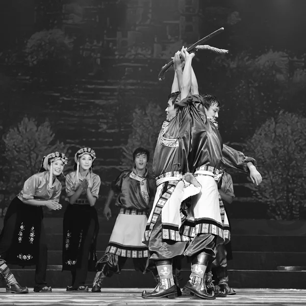 Kinesiska etniska tibetanska dansare — Stockfoto