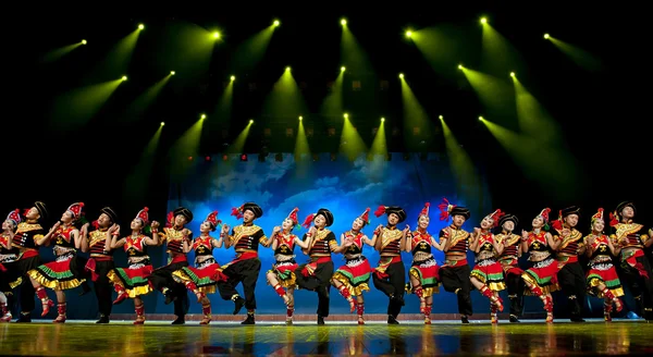 Dança étnica chinesa de nacionalidade Yi — Fotografia de Stock