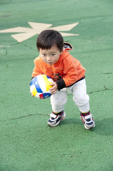 Baby spelen in een speelplaats voor kinderen — Stockfoto
