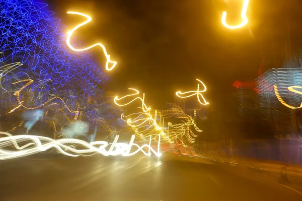 Yoğun şehir trafik gece soyut renkli ufuk ışık — Stok fotoğraf