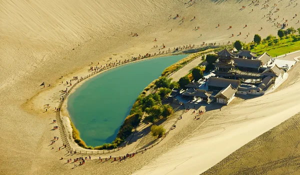 Crescent våren i Dunhuang, Kina, ta foto med flyg — Stockfoto