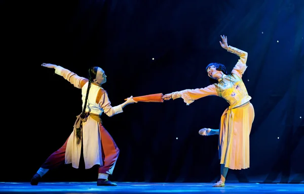Chinese national dancers perform on stage — Stock Photo, Image