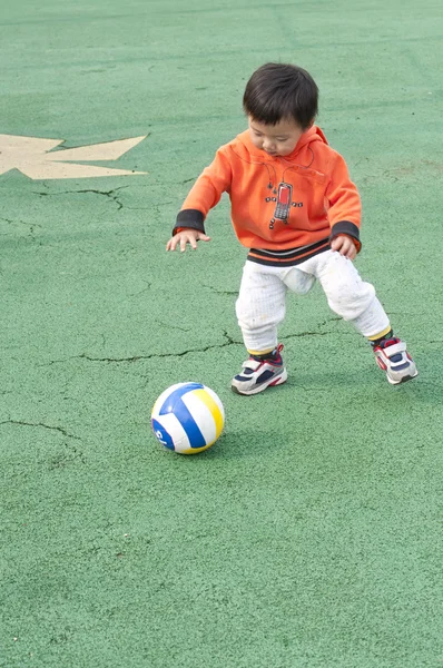 Brincadeira de bebê em um parque infantil — Fotografia de Stock