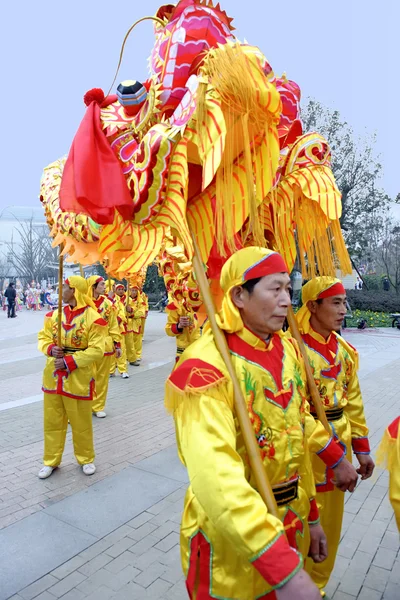 People playing dragon dances — Stock Photo, Image