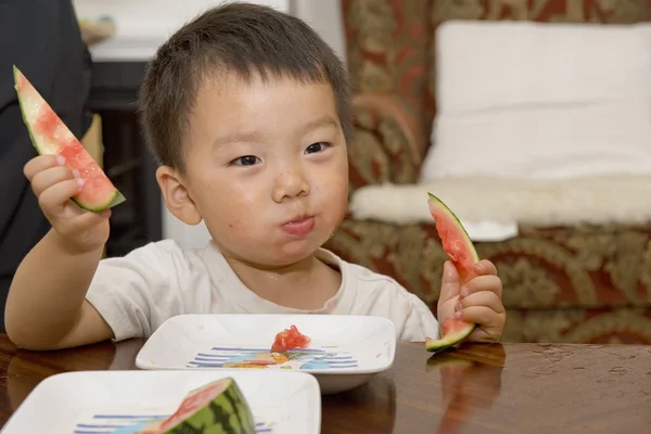 Egy aranyos baba enni görögdinnye — Stock Fotó