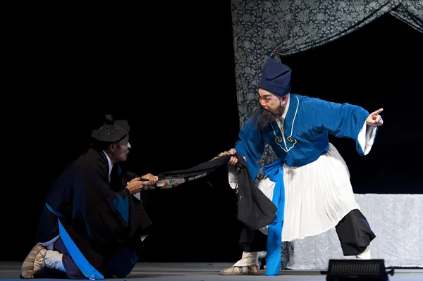 Chinese traditionele opera acteurs uitvoeren op het podium — Stockfoto