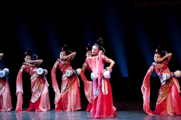 Chicas bailando nacionales chinas bonitas —  Fotos de Stock