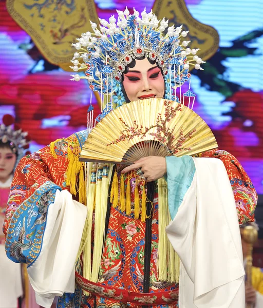 Ganska kinesiska traditionell opera skådespelare med teatraliska kostym — Stockfoto