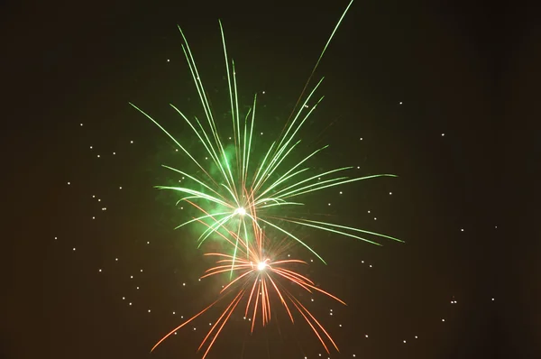 Fogos de artifício festivos brilhantemente coloridos — Fotografia de Stock