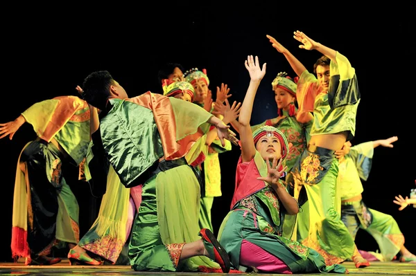 Bailarines étnicos chinos de Qiang —  Fotos de Stock