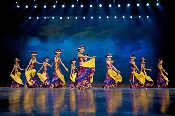 Yi 国籍の中国の民族のダンス — ストック写真