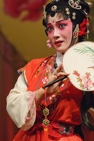 Красивая китайская традиционная оперная актриса в театральном костюме — стоковое фото
