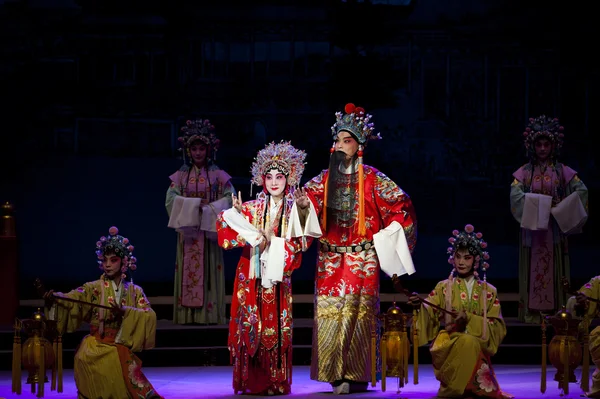 Actores de ópera tradicionales chinos con disfraz teatral —  Fotos de Stock