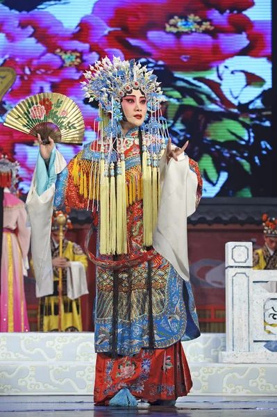 Pretty chinese traditional opera actress with theatrical costume — Stock Photo, Image