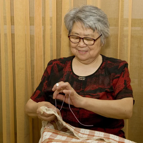 Una sonrisa cosiendo abuela —  Fotos de Stock