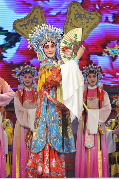 Pretty chinese traditional opera actress with theatrical costume — Stock Photo, Image