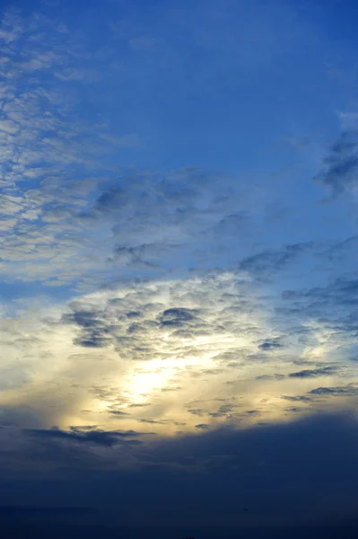 Vrstva mraků a modrá obloha — Stock fotografie
