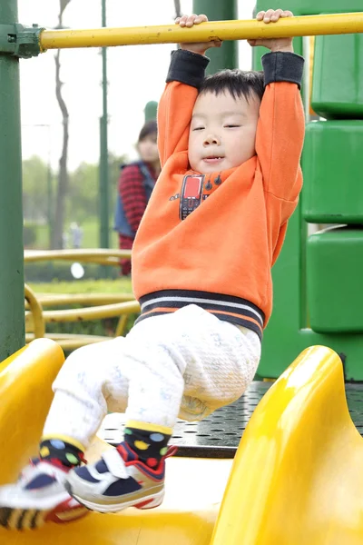 Babyspiel auf einem Kinderspielplatz — Stockfoto