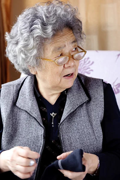 Großmutter mit Brille nähen — Stockfoto