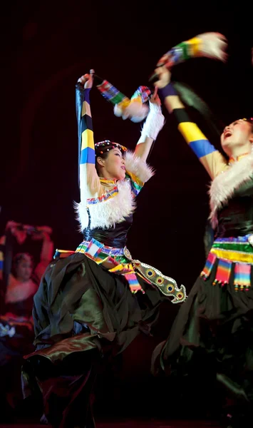 Pretty chinese tibetan national dancing girl — Stock Photo, Image