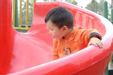 tahta sürgülü oynayan bebek