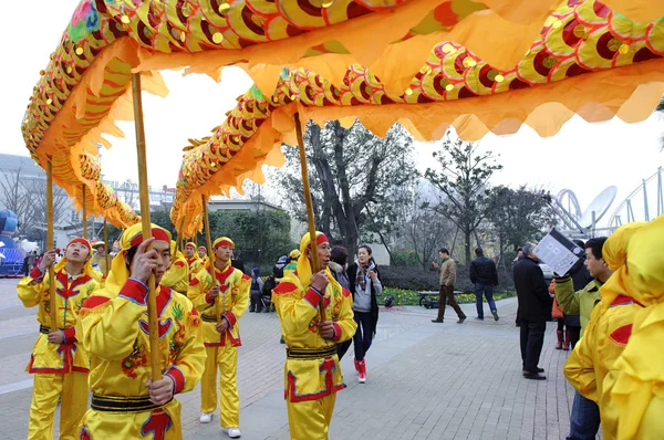 People playing dragon dances — Stock Photo, Image